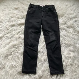 AMO RAW HEM JEANS‎