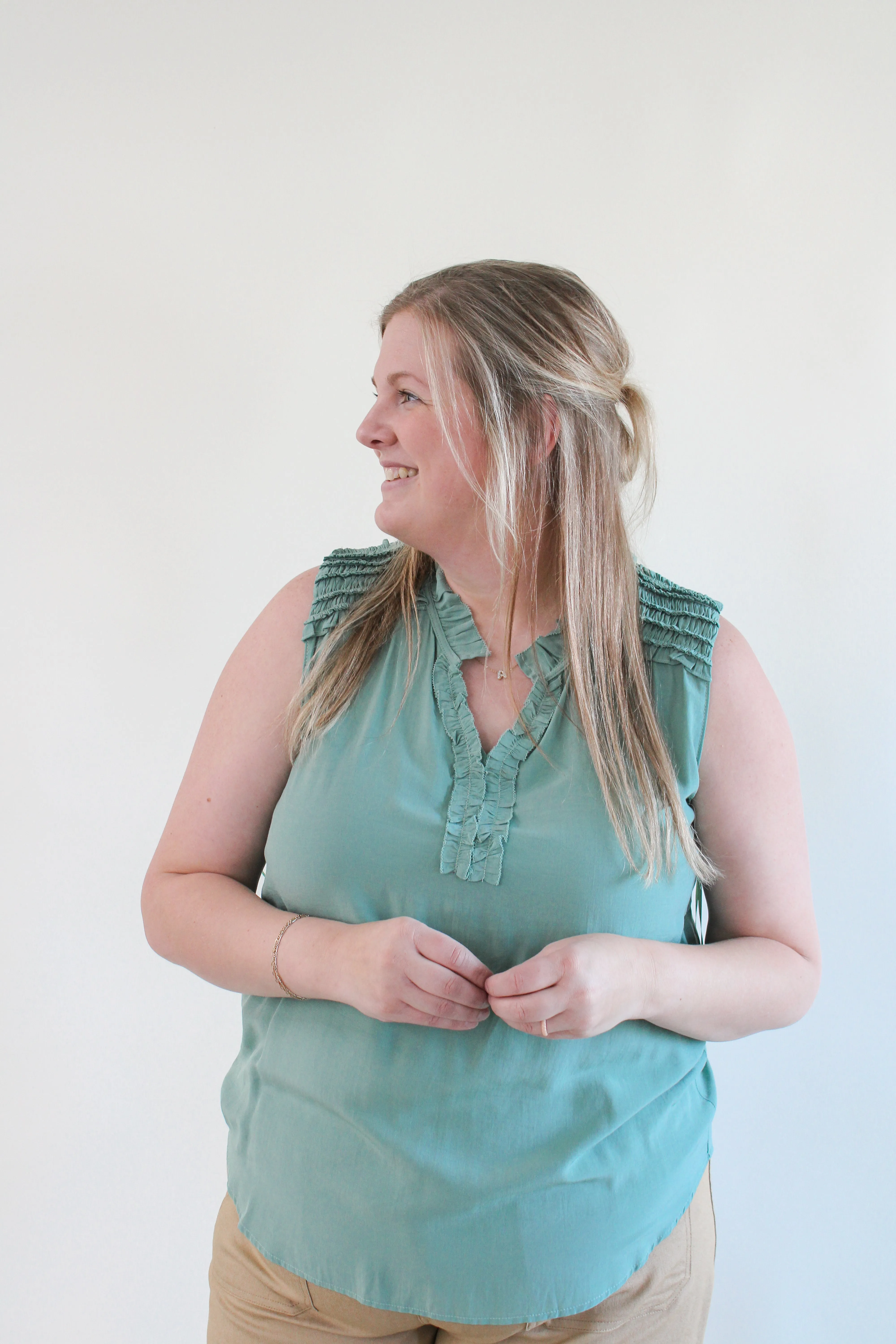CECE CURVY RUFFLED SLEEVELESS TOP