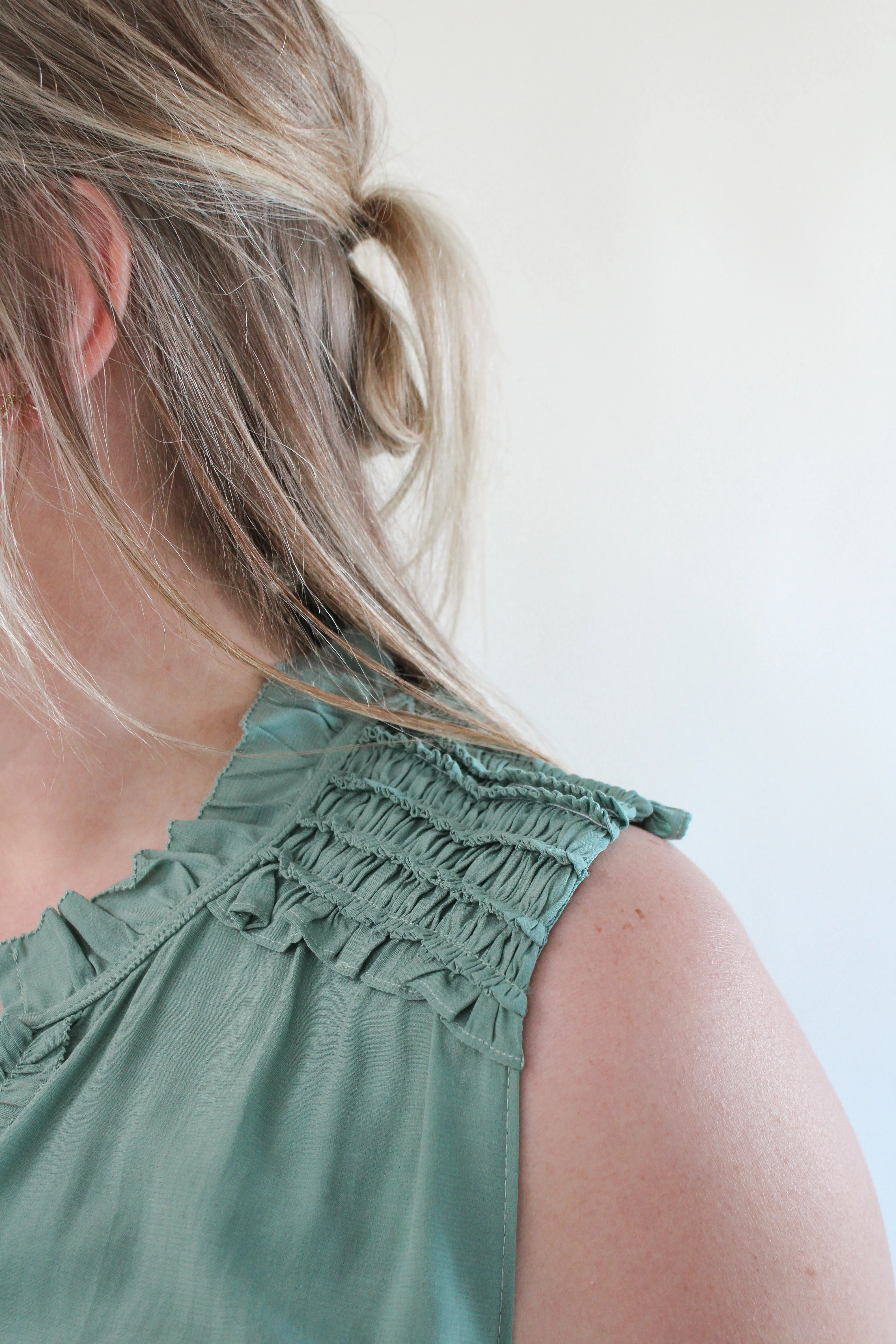 CECE CURVY RUFFLED SLEEVELESS TOP