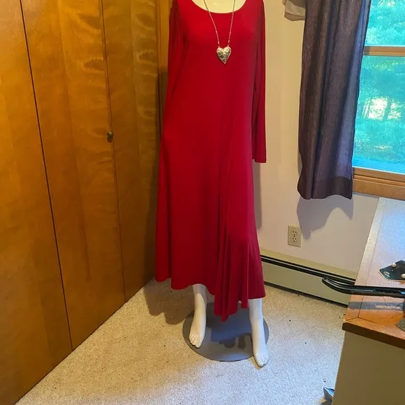 Comfy USA/Sun Kim dramatic, striking dress!