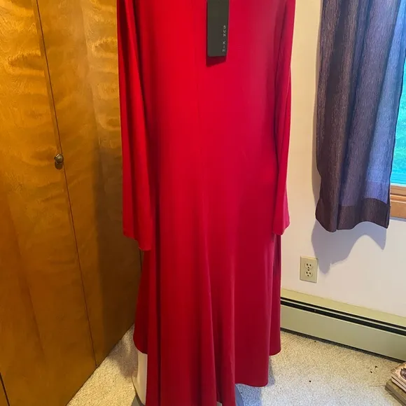 Comfy USA/Sun Kim dramatic, striking dress!