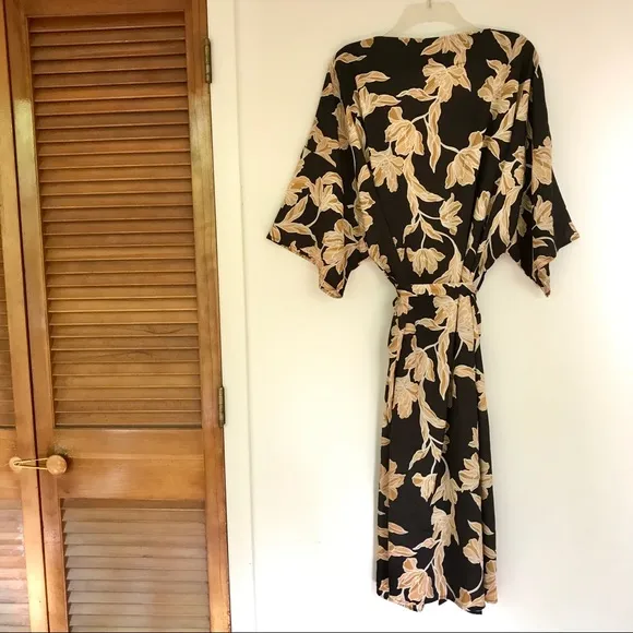 NWT Maison du Soir Floral Robe ($150) Host Pick!