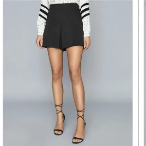 Reiss AURORA PLEATED FRONT TAILORED SHORTS IN BLACK size US 6