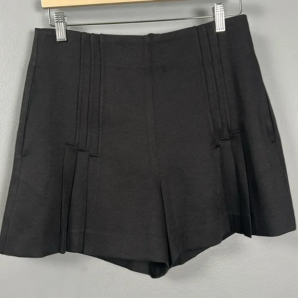 Reiss AURORA PLEATED FRONT TAILORED SHORTS IN BLACK size US 6