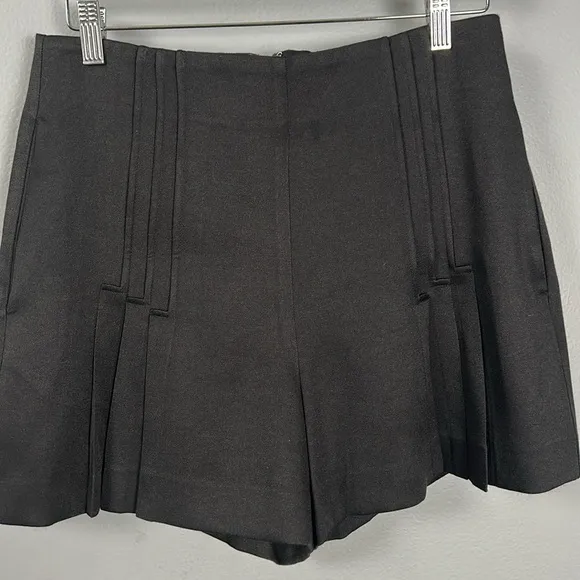Reiss AURORA PLEATED FRONT TAILORED SHORTS IN BLACK size US 6