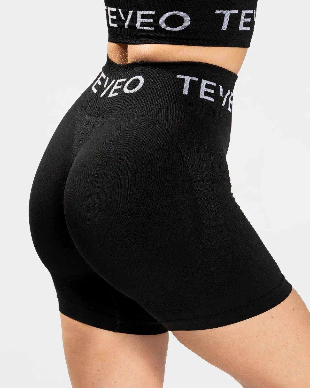 Signature Scrunch Short "Schwarz"