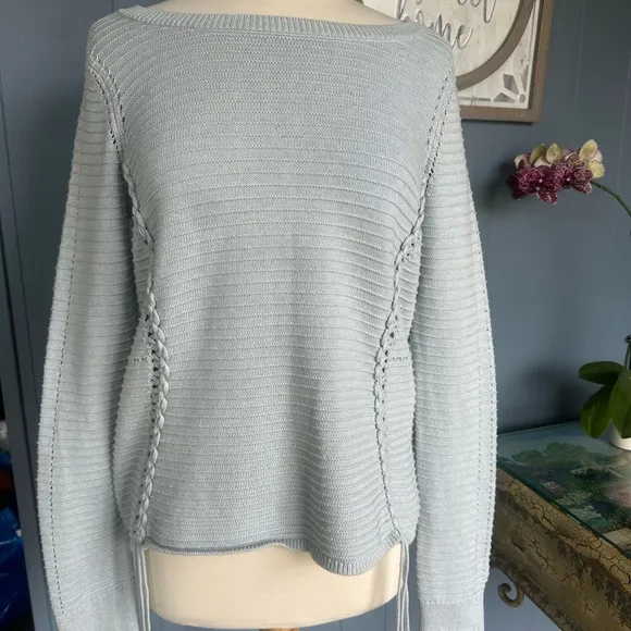 WHITE   WARREN Light Blue Sweater. Sz M. Gorgeous and Unique elaborate Design