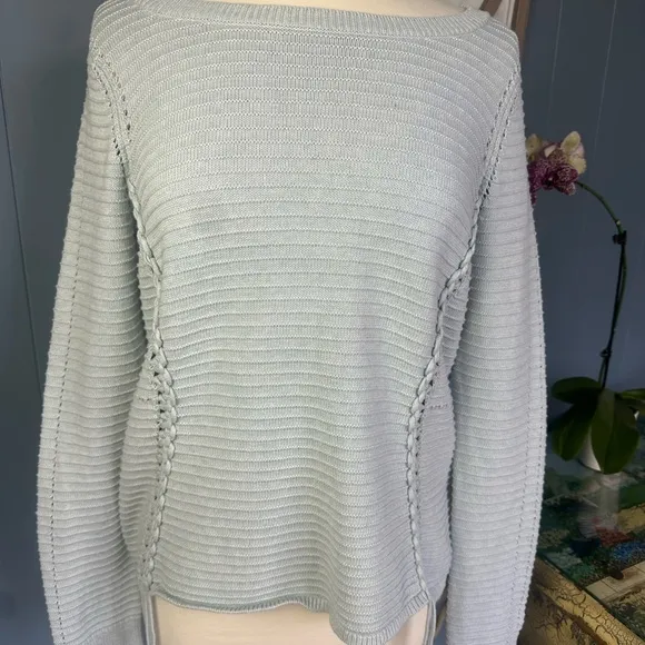 WHITE   WARREN Light Blue Sweater. Sz M. Gorgeous and Unique elaborate Design