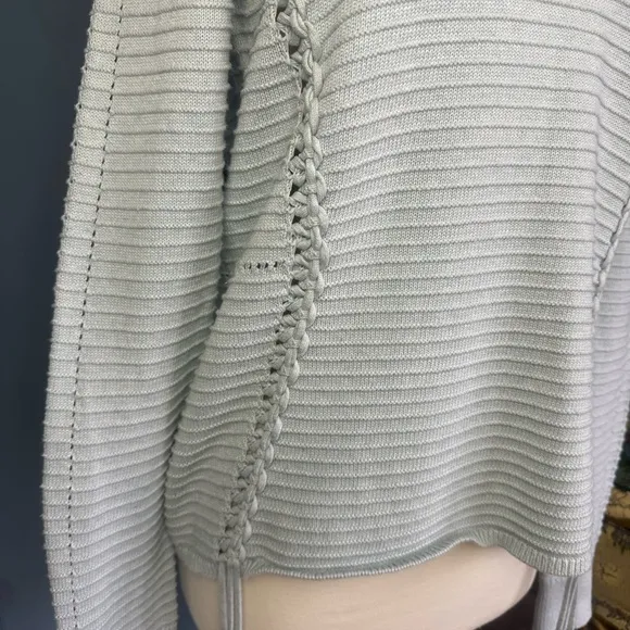 WHITE   WARREN Light Blue Sweater. Sz M. Gorgeous and Unique elaborate Design